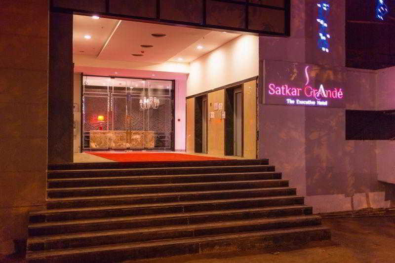 Hotel Satkar Grande Thane Esterno foto